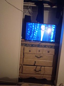 32" Toshiba color t v. With remote