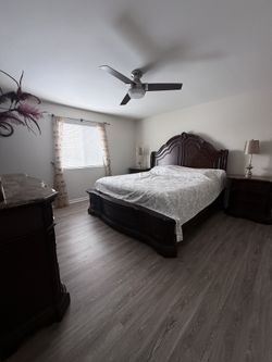 King Wood Bedroom Set