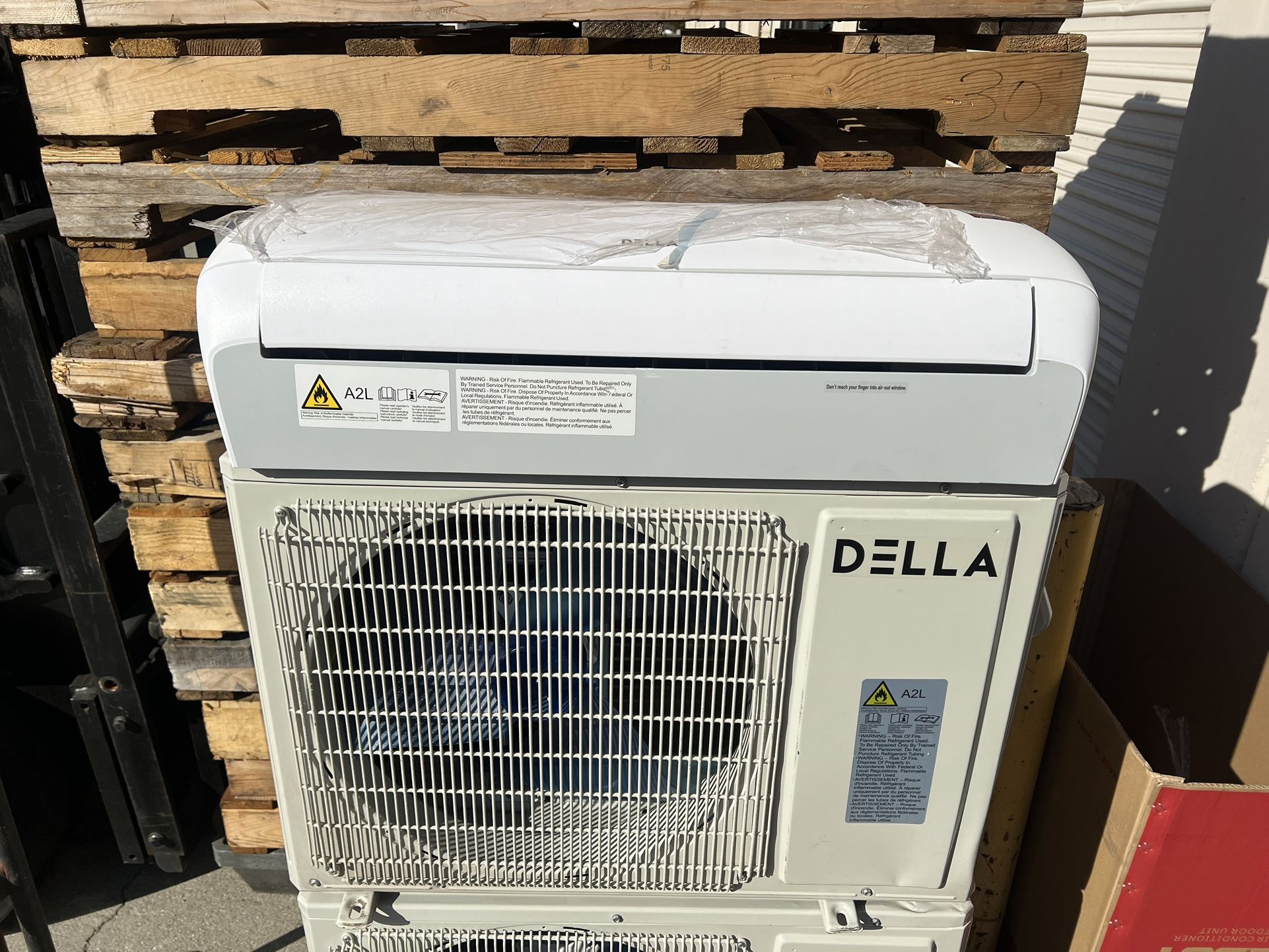 Open Box 12,000 BTU DELLA Mini Split Air Conditioner, Heats And AC