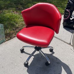 red computer chair 