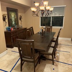 almost new Dining set and thmomasville Sofa 