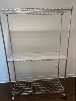 Wire shelf with wheels