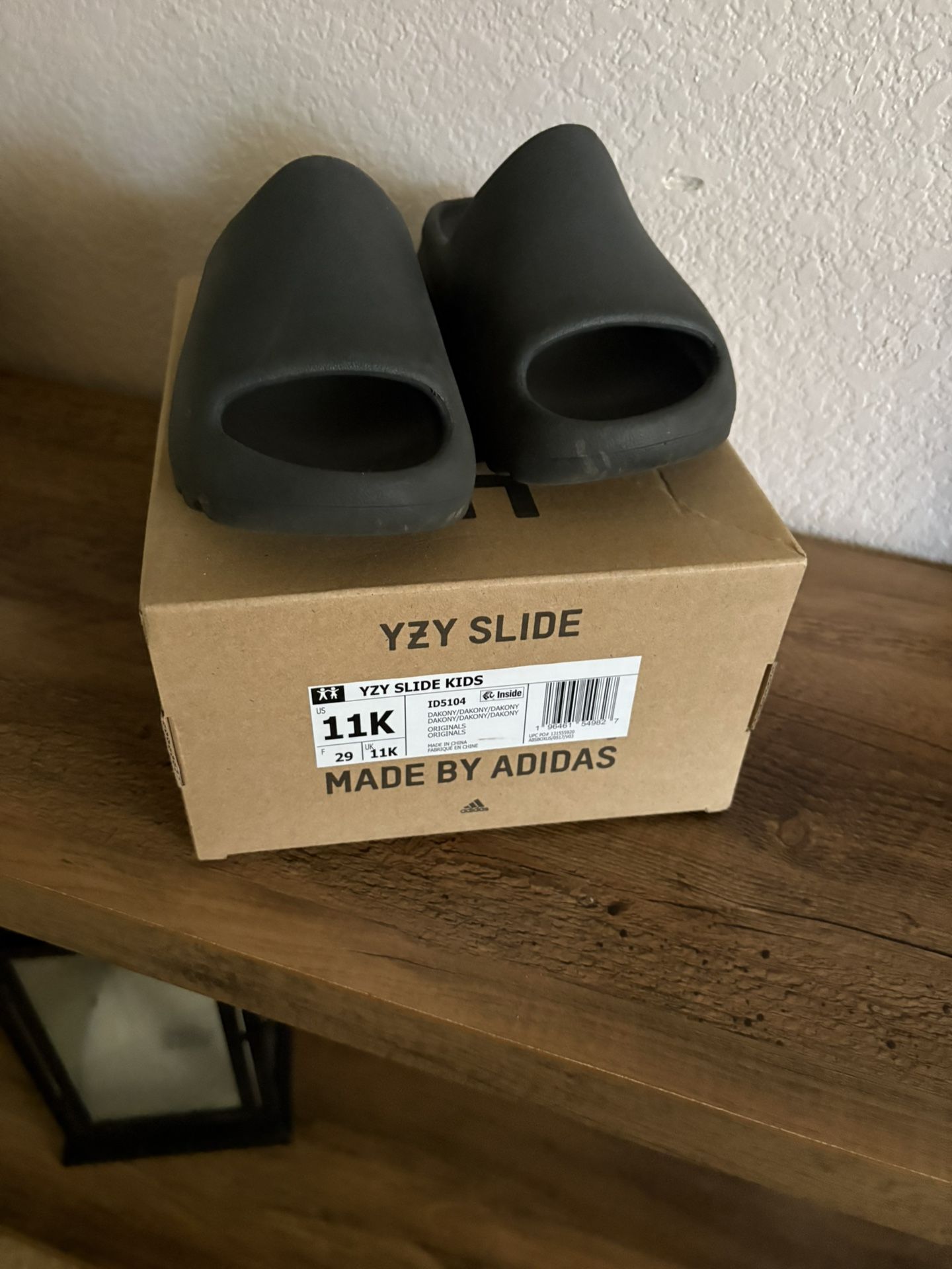 Child Sz 11 Yeezy Slides
