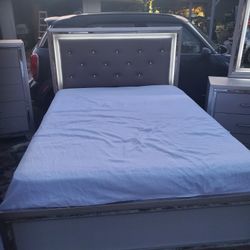 Lonnix Queen Bedroom Set 