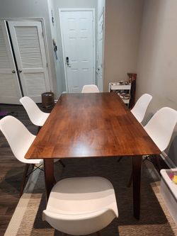 Dining table with 6 chairs. Carpet included