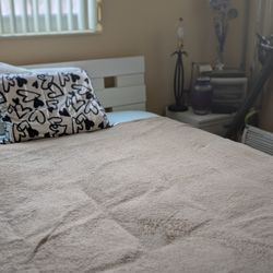 Solid Wood White Queen Size Bedroom Set (Excellent Condition)