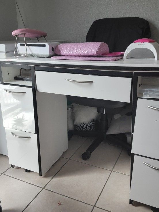 Nail Desk