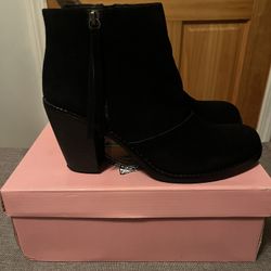 Crown Vintage Black Suede ankle boots, with tassel on each side, also zipper on each side, in great condition Pre owned, size 9M. Very pretty and comf