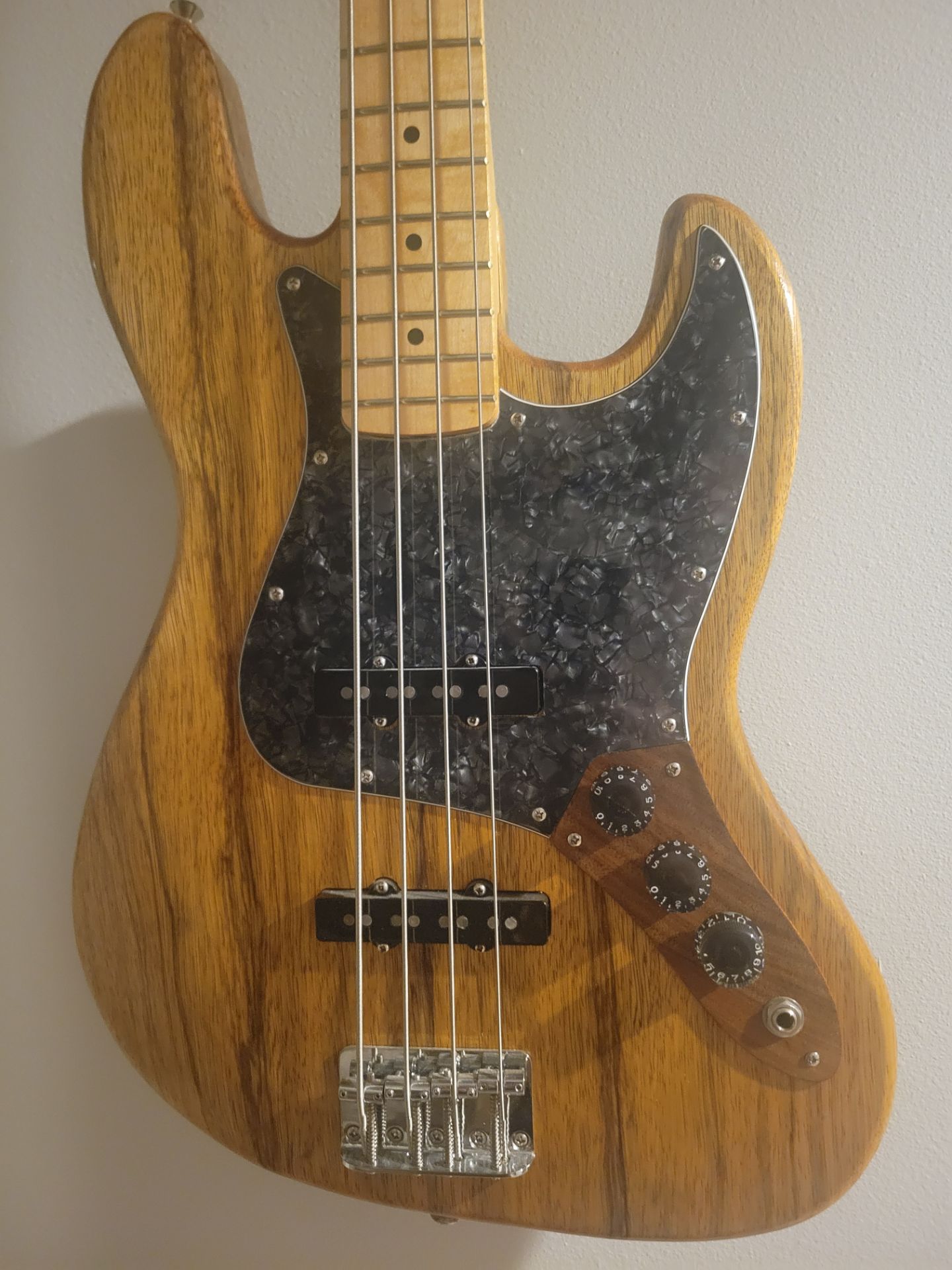 Black limba custom Made bass