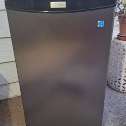 Danby Compact Fridge 4.4 Cu Ft