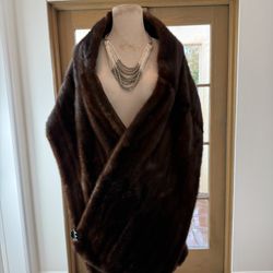 Medium Brown Mink Fur Shawl With Lace Lining In Great Condition 