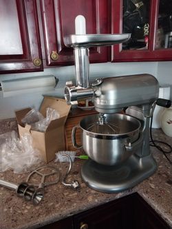 6QT KITCHEN AID MIXER LIGHTLY USED WITH MEAT GRINDER ATTACHMENT