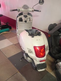 2005 vespa 200 for parts motor works perfect let me kno Wat u need or take the bike for 600