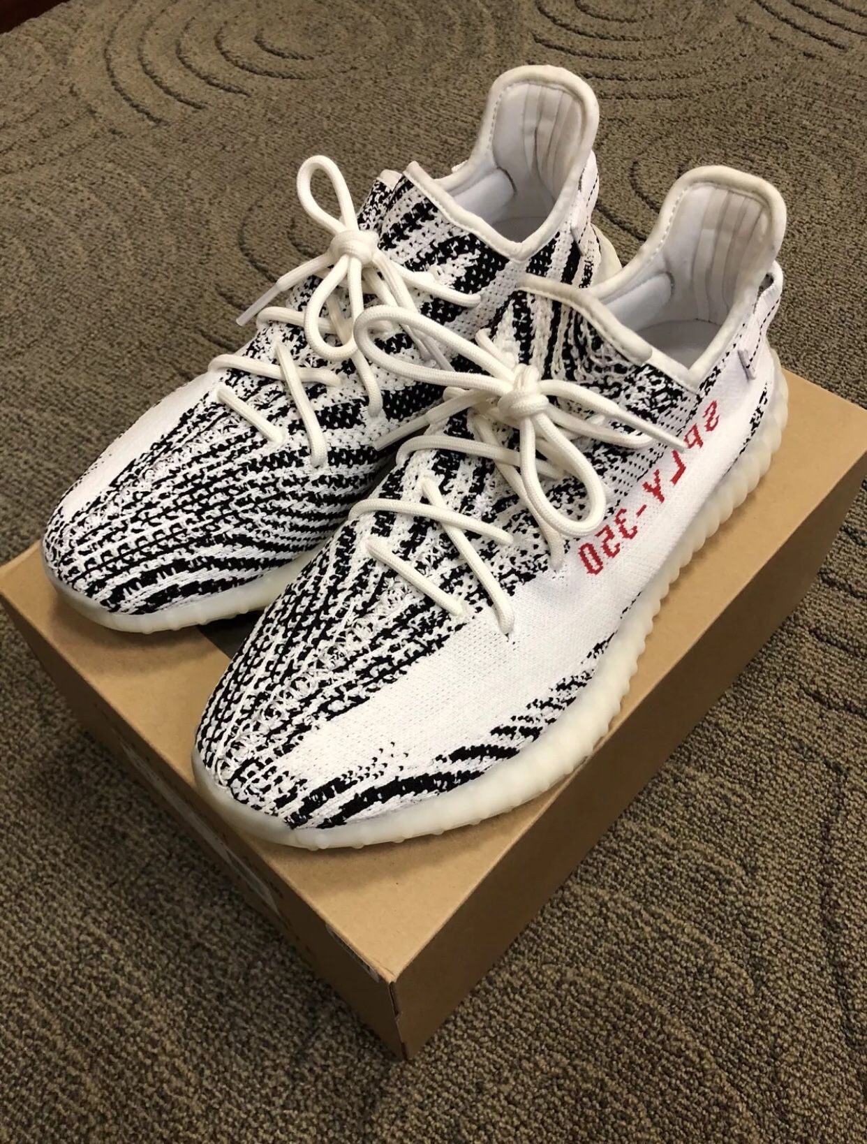 YEEZY BOOST 350 V2 ZEBRA GOAT CERTIFIED SIZE 11
