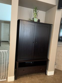 Entertainment Center / TV stand / Armoire