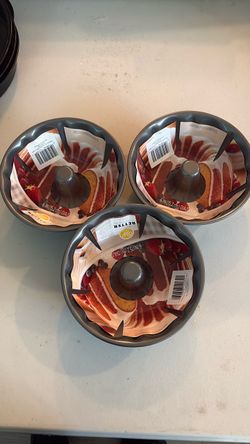 Wilton 6-Inch Mini Bundt Cake Pans – Set of 3