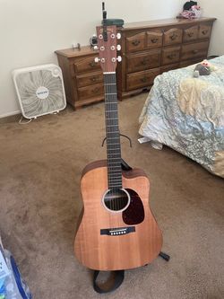 Martin acoustic guitar solid spruce top no scratch