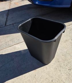 New Maintenance Warehouse 28-1/8 Quart Waste Receptacle. 2 For $15