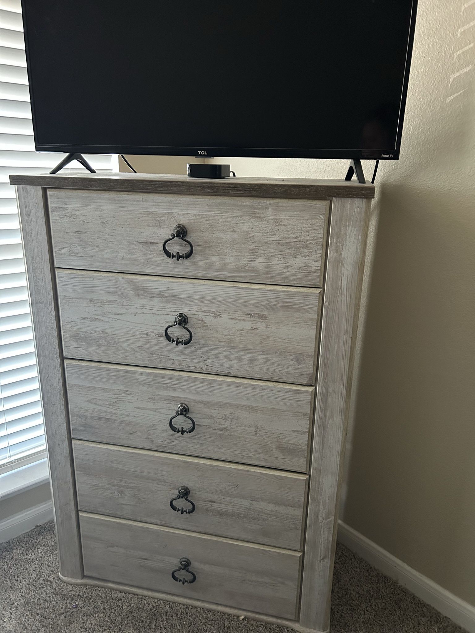 Chest Dresser and Matching Nightstands ****NEED GONE ASAP****