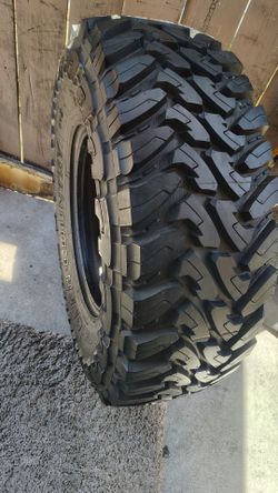 Una llanta todo terreno Toyo open country LT 285/75/r/16