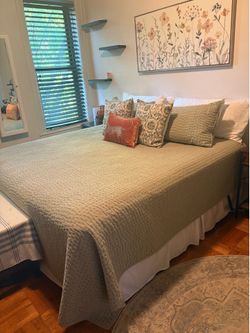 Almost NEW Sterns & Foster King Size Studio Bed!