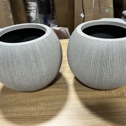 NEW - 2 Plastic Gray Round Planters for Outdoor Plants, Large Plant Pot with Drainage Holes and Plug for Home Patio Garden, Flower Pot for Indoor and 