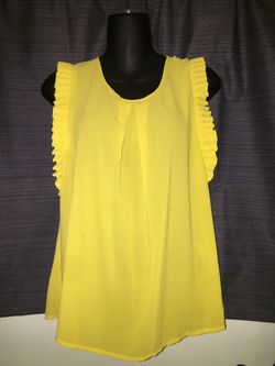 Yellow small top. Small. Woman cute detail