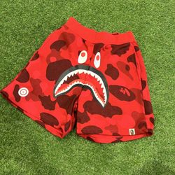 bape - red camo sweat shorts 