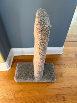 Newly Recarpeted Cat Scratching Post – Clean & Sturdy