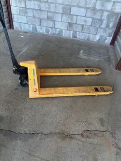 Uline H-1043 pallet jack