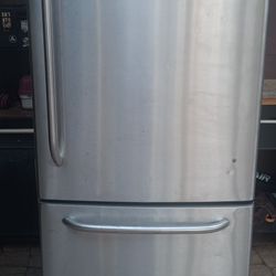 GE Stainless Steel Refrigerator Just Stopped Producing Cold. Excellent Condition 