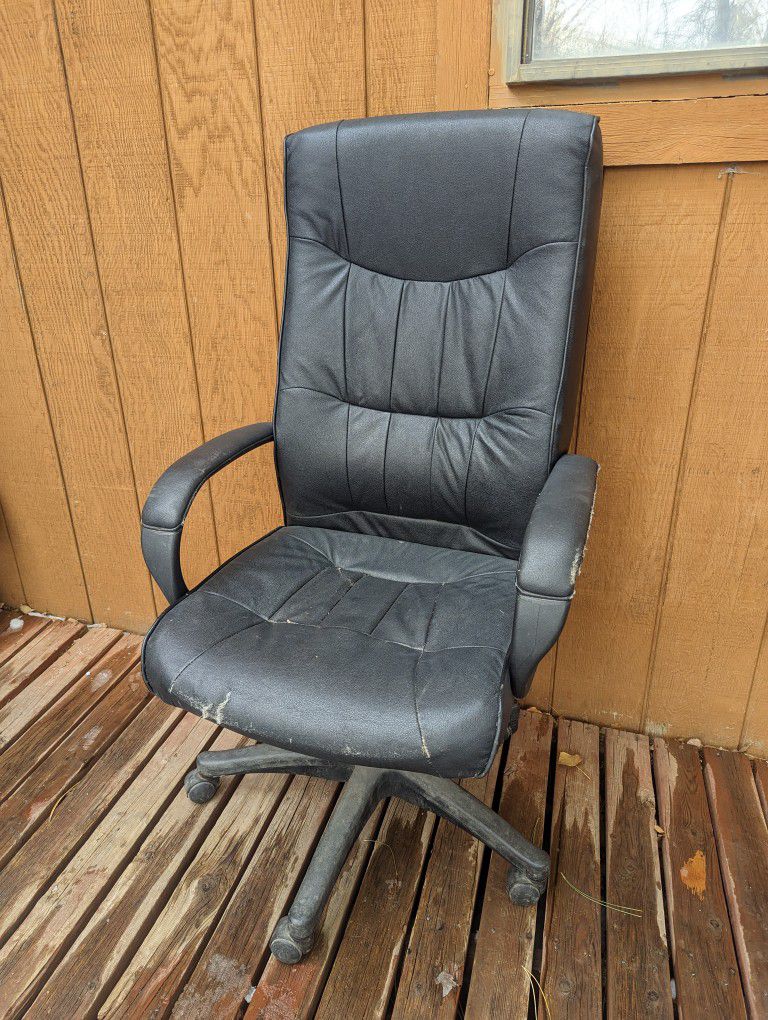 Chair On Wheels ( Has Some Wear But Lost Of Life Left 