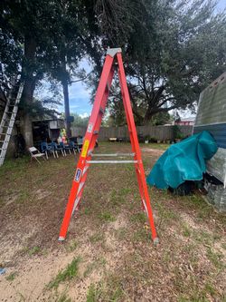 8 feet Louisville Ladder used like new