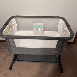 Amke Baby Bassinet Portable  + Sheets