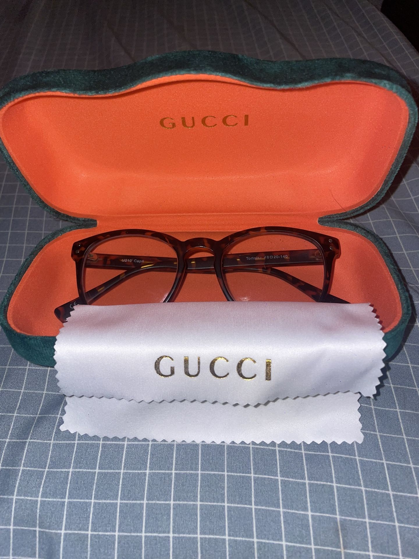 GUCCI GLASSES CASE WITH GLASSS WIPE