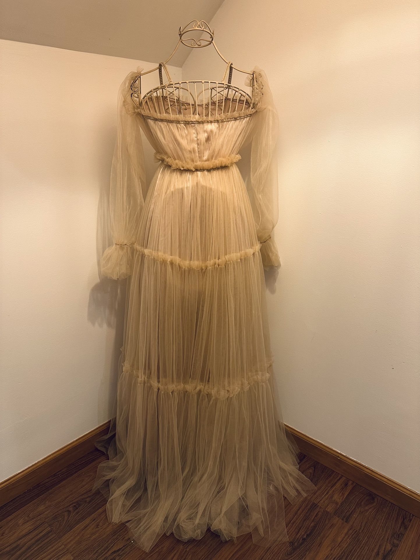 Elegant Cream Evening Gown Perfect For Photoshoots