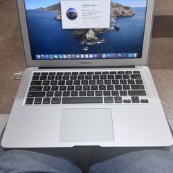 MacBook Air 13” 2017, 1.8 GHz Dual-Core intel Core i5, 8GB RAM, 128GB SSD