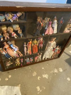 Vintage hanging shelf with 33 mini dolls