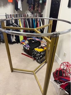 Round clothes rack
