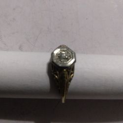 14 Karat Gold Ring With One Small Diamond In The Center Size 5 Used