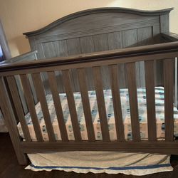 Crib Soho Baby Chandler 4 in 1 Convertible & Serta perfect Mattress