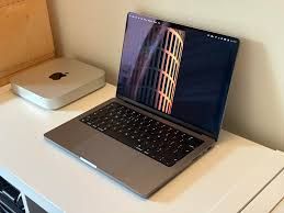 Apple laptop pro 2022 14in