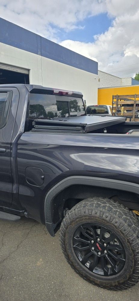 HARD TRIFOLD ALUMINUM BED COVER IN STOCK FOR ALL TRUCKS, TAPADERA EN INVENTARIO PARA TODAS LAS TROCAS, BEDLINERS, SIDE STEPS, BED LINER, TONNEAU COVER
