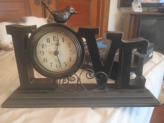 Love clock with a bird on it firm price $5 bucks pick up only  865 Ellsworth avenue right off of East Livingston avenue Columbus Ohio 43206 5 minutes 