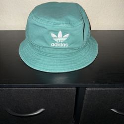 Adidas (bucket hat) 