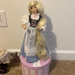 Pretty !!!! Reponzzle Porcelain Doll With Gorgeous Long Blonde Hair 