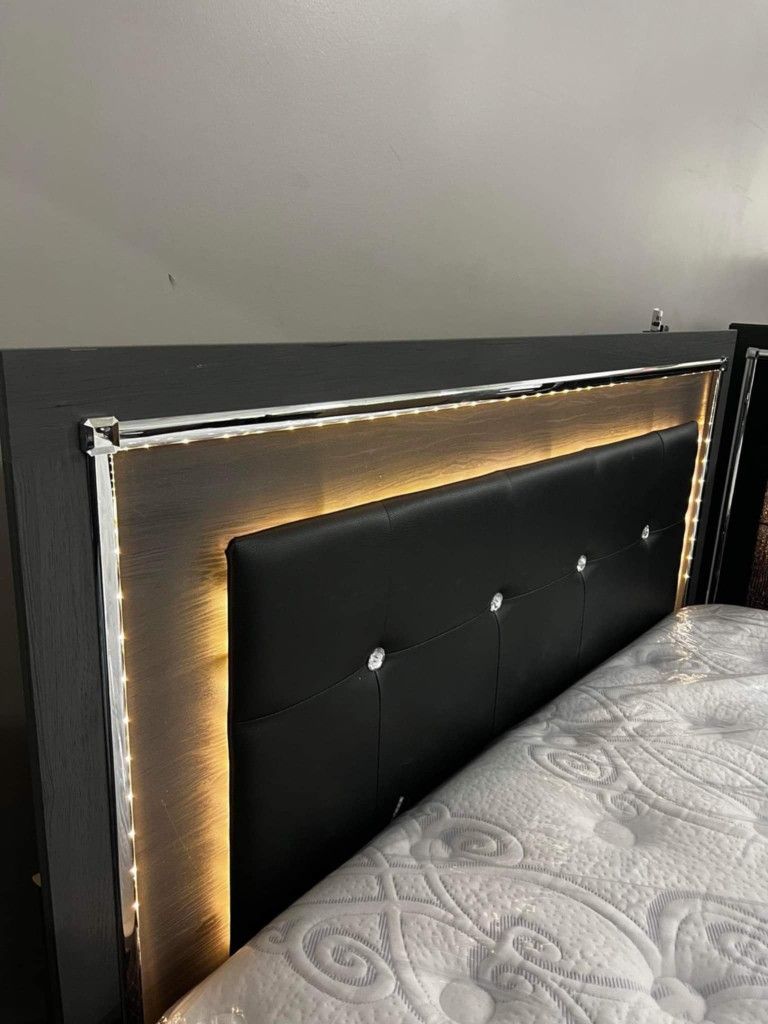 Lodanna Gray Bedroom Set with Led (King/Queen Bed, Dresser, Mirror, Chest, Nightstand) /P