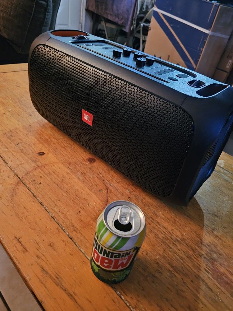 Bluetooth JBL PartyBox 100 portable speaker. Bocina JBLaltavoz portátil Bluetooth JBL PartyBox 100.