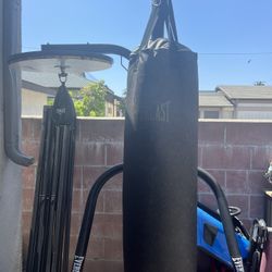 everlast heavy bag stand and ppunching bag 