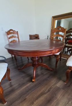 Round pedestal dining table